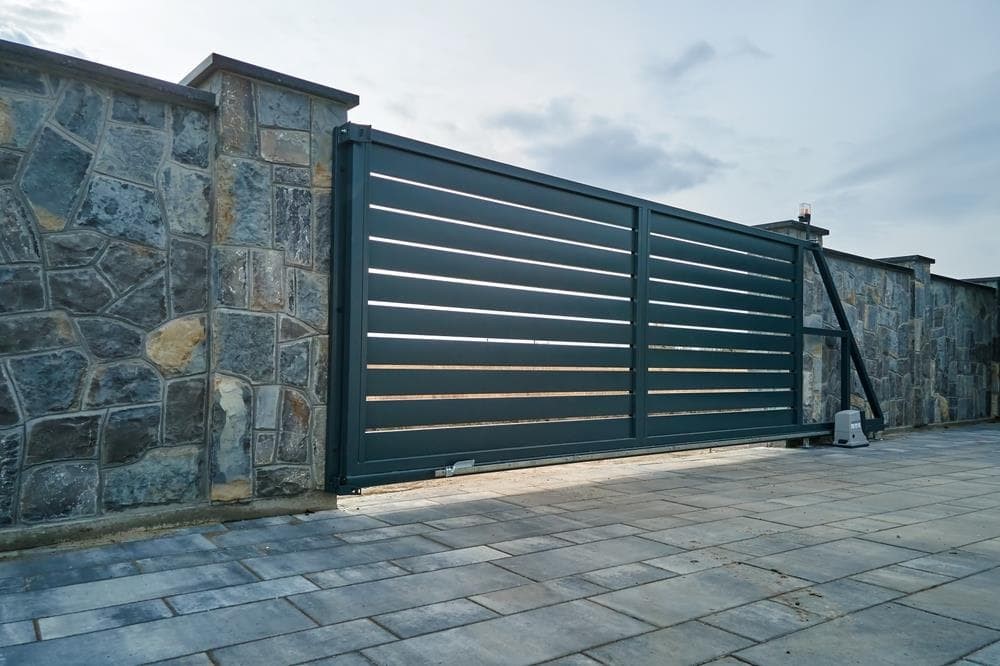 Cómo renovar su entrada con un cambio de puerta automática
