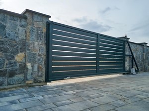 Cómo renovar su entrada con un cambio de puerta automática