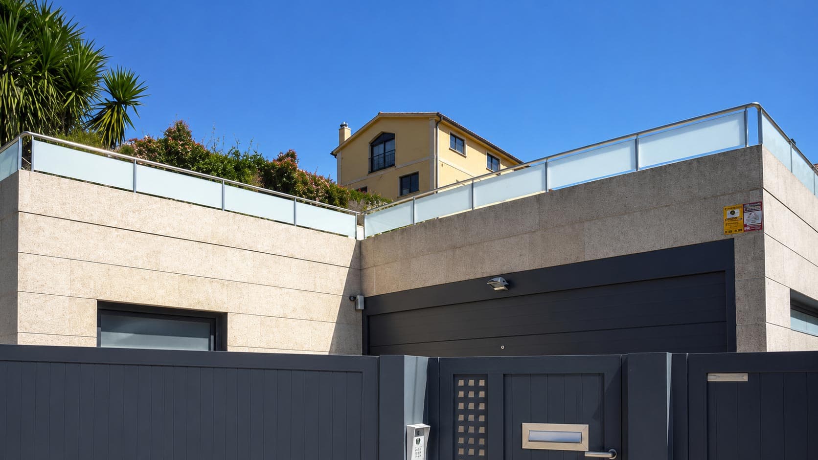 Fabricación e instalación de puertas y carpintería metálica en Vigo